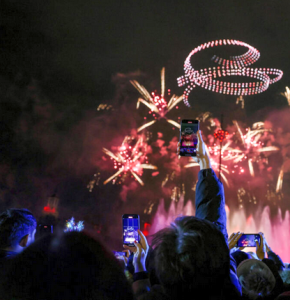 Новорічні феєрверки в Барселоні 2026 - святкування з 12 виноградинами, площа Каталонії, Іспанія