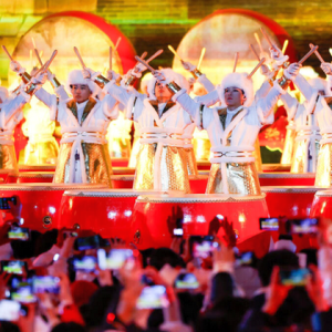 Новорічне світлове шоу на Великій китайській стіні 2026 - барабанщики, кольорові феєрверки, Цзюйонггуань, Китай