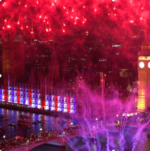 Лондон, Велика Британія — культове світлове шоу над Темзою. 