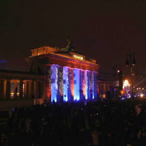 Новорічне святкування 2026 біля Бранденбурзьких воріт у Берліні - світлова інсталяція з цифрами 26, феєрверки, Німеччина