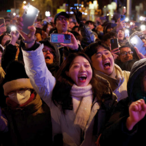 Новорічне святкування в Сеулі 2026 біля дзвону Bosingak - люди з ліхтариками, яскраві вогні мегаполісу, Південна Корея