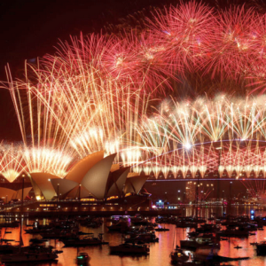 Новорічний феєрверк над Сіднейською оперою та мостом Харбор-Брідж 2026 - яскраві кольорові спалахи піротехніки в нічному небі Австралії